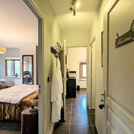 Le Clos Des Pierres Rouges Bed & Breakfast *