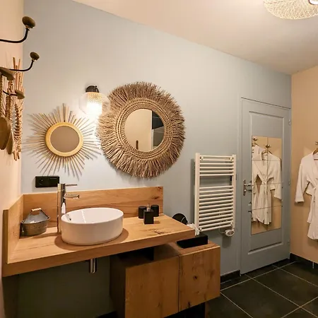 Le Clos Des Pierres Rouges فندق مبيت وإفطار 3*