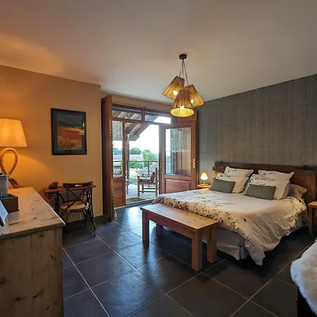 Le Clos Des Pierres Rouges Bed & Breakfast