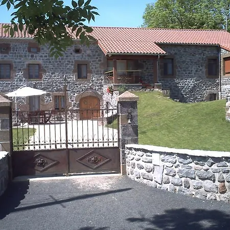 Le Clos Des Pierres Rouges Bed & Breakfast