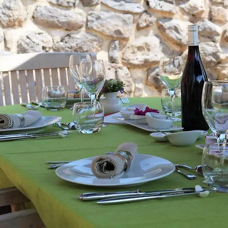 Le Clos Des Pierres Rouges 4*