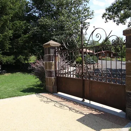Le Clos Des Pierres Rouges Bed & Breakfast *
