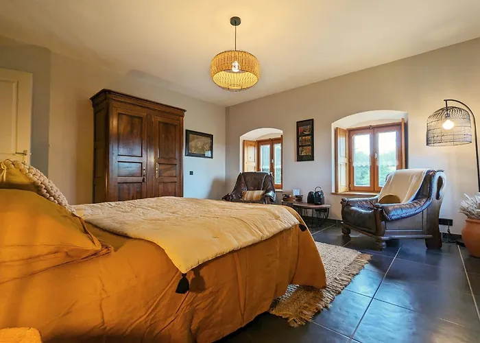 Le Clos Des Pierres Rouges Bed & Breakfast