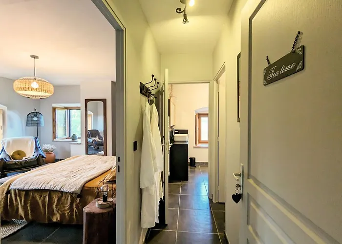 Le Clos Des Pierres Rouges Bed & Breakfast 4*