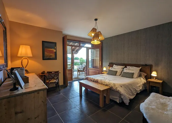 Le Clos Des Pierres Rouges Bed & Breakfast